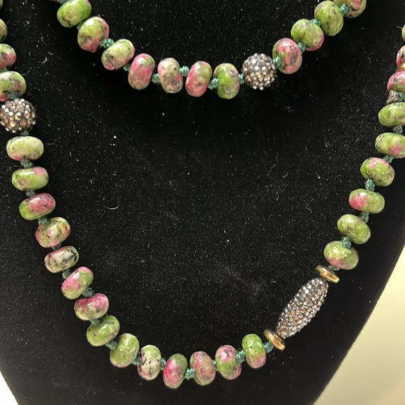 N66. Long green stone necklace with black sparkly beads. - Picture 2 of 3